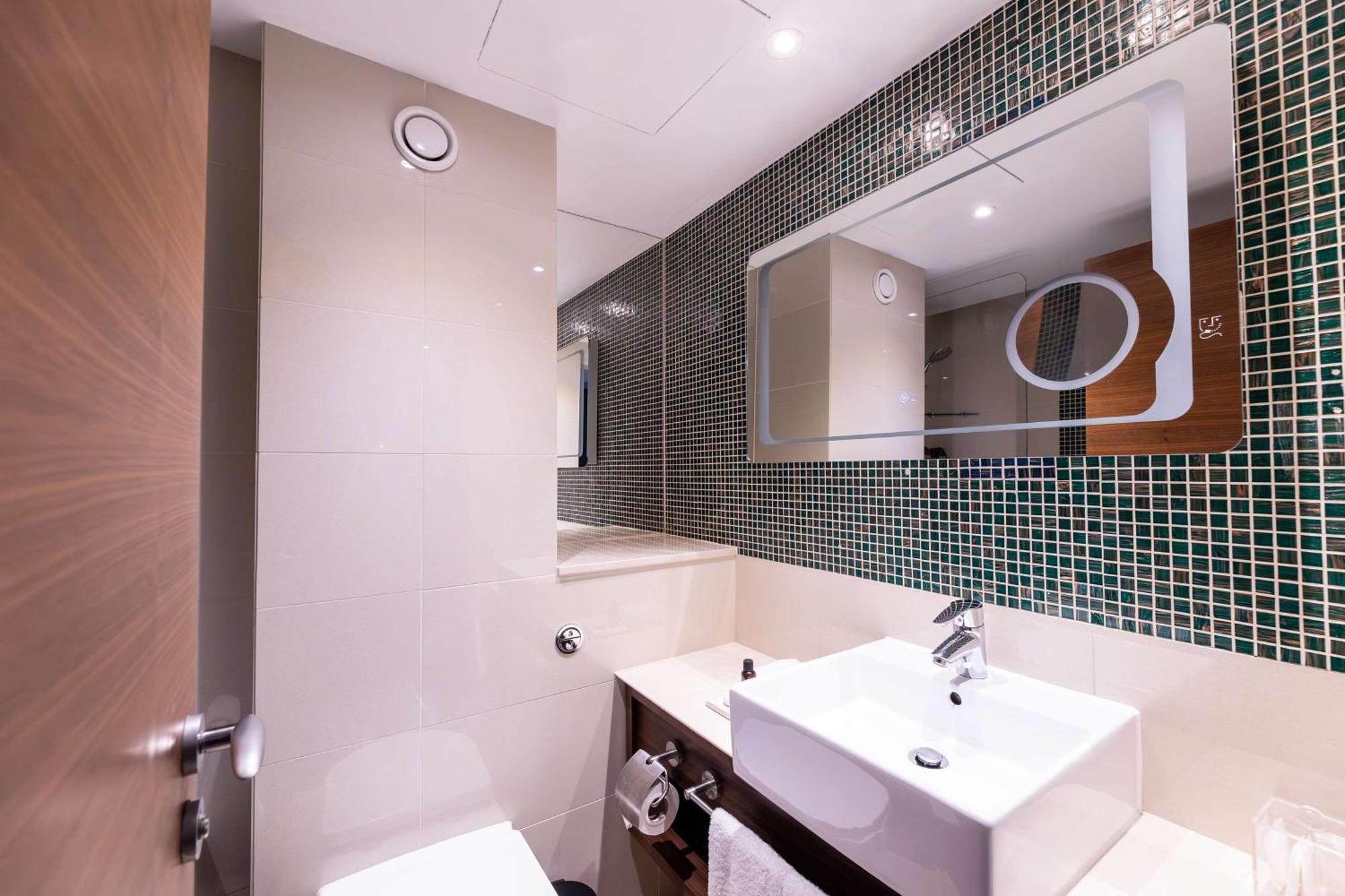 100 Queen's Gate London, Curio Collection By Hilton Londen